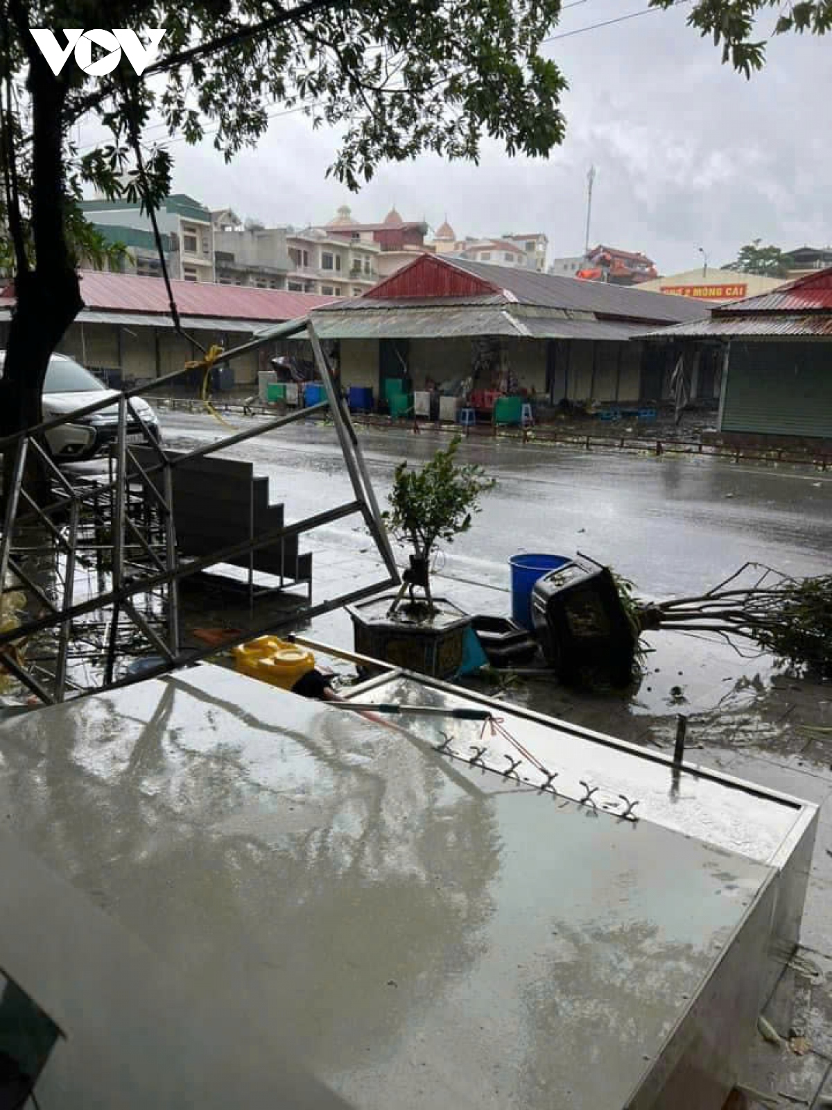 Yagi roars into Vietnam’s northern coast, exerts first impacts on mainland